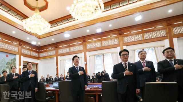 이재명 대통령이 30일 서울 청와대 세종실에서 열린 국무회의에서 국민의례를 하고 있다. 왕태석 선임기자