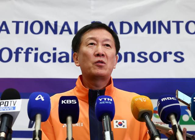 박주봉 대한민국 배드민턴 국가대표팀 감독이 22일 인천 중구 인천국제공항 제1여객터미널으로 2025 세계배드민턴연맹(BWF) 월드 투어 파이널 대회를 마치고 귀국한 뒤 인터뷰를 하고 있다. 뉴시스