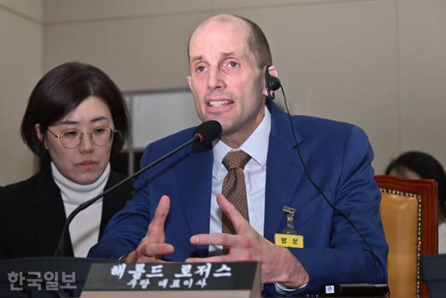 헤럴드 로저스 쿠팡 임시대표가 31일 국회 과학기술정보방송통신위원회에서 열린 쿠팡 연석 청문회에 출석해 의원질의에 답하고 있다. 민경석 기자