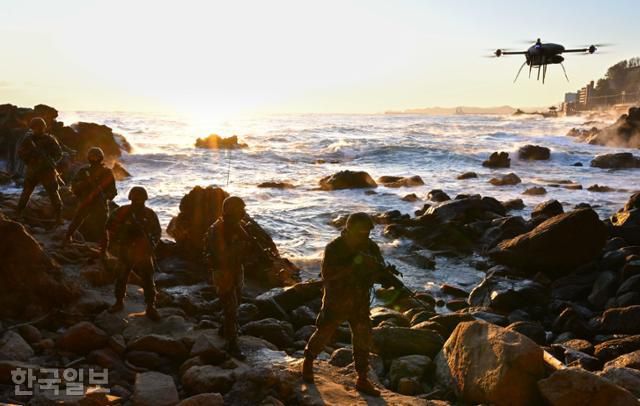 육군 제23경비여단 기동타격팀이 강원 삼척시 수제선 일대를 정밀 정찰하고 있다. 삼척=강예진 기자