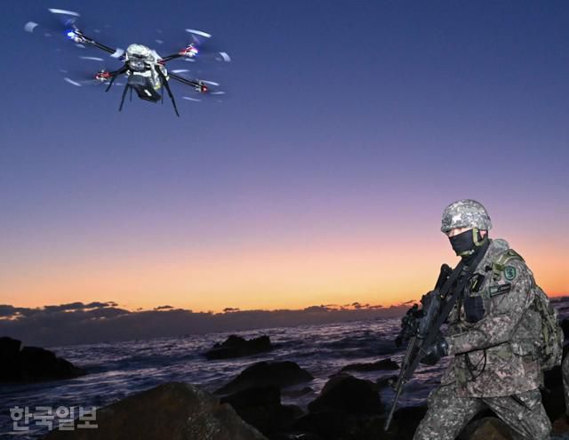 23경비여단 기동타격팀이 강원 삼척시 일대 해안가에서 경계용 드론을 활용해 수제선 일대를 정밀 정찰하고 있다. 삼척=강예진 기자
