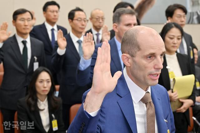 헤럴드 로저스 쿠팡 임시대표를 비롯한 쿠팡 고위 임직원들이 31일 국회 과학기술정보방송통신위원회에서 열린 쿠팡 연석 청문회에 출석해 증인선서를 하고 있다. 민경석 기자