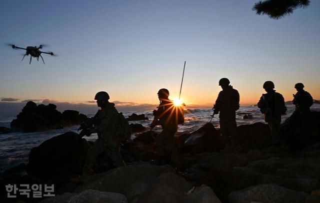 23경비여단 기동타격팀이 강원 삼척시 일대 해안가에서 경계용 드론을 활용해 수제선 일대를 정밀 정찰하고 있다. 삼척=강예진 기자