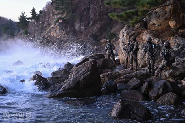 23경비여단 장병들이 강원 삼척시 일대 해안가를 정밀 정찰하고 있다. 삼척=강예진 기자