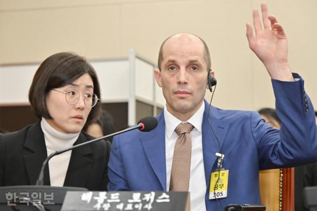 헤럴드 로저스 쿠팡 임시대표가 31일 국회 과학기술정보방송통신위원회에서 열린 쿠팡 연석 청문회에 출석해 로저스 대표의 사과를 촉구하는 상임위원들의 요구가 이어지자 최민희 위원장에게 발언권을 요청하고 있다. 민경석 기자