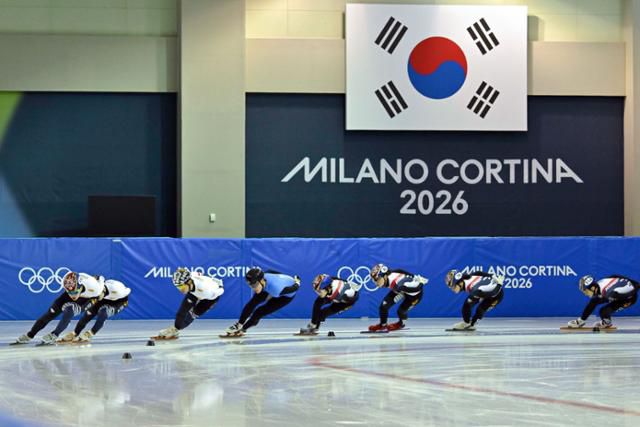 쇼트트랙 국가대표 선수들이 2025년 12월 23일 충북 진천선수촌에서 새벽 훈련을 하고 있다. 진천=강예진 기자
