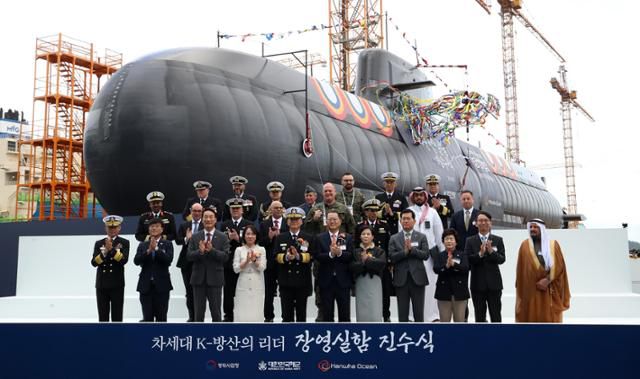 2025년 10월 22일 경남 거제 한화오션 거제사업장에서 열린 장보고-Ⅲ Batch-Ⅱ 1번함인 장영실함 진수식에서 강동길 해군참모총장, 김희철 한화오션 대표이사 등 참석자들이 기념촬영을 하고 있다. 톤수 약 3600톤, 길이 약 89m인 장영실함은 대한민국 기술로 건조된 세계 최고 수준의 디젤 잠수함으로 한층 강화된 정밀 타격 능력과 수중작전능력을 바탕으로 다양한 안보위협에 효과적으로 대응 가능하다. 뉴스1