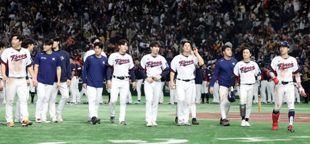 류지현 감독이 이끄는 야구 대표팀 선수들이 11월 16일 일본 도쿄돔에서 열린 월드베이스볼클래식(WBC) 대비 평가전 일본과의 2차전에서 7-7로 비긴 뒤 그라운드를 나서고 있다. 연합뉴스