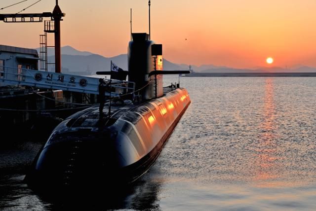 병오년 새해 첫 태양이 수평선 위로 힘차게 솟는다. 출항 준비중인 신채호함이 황금빛 햇살을 받아 당당한 자태를 드러냈다. 진해=왕태석 선임기자