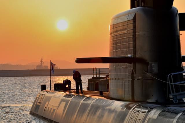 병오년 새해 첫 항해에 나서는 도산안창호함에서 승조원들이 분주하게 출항 준비를 하고 있다. 진해=왕태석 선임기자