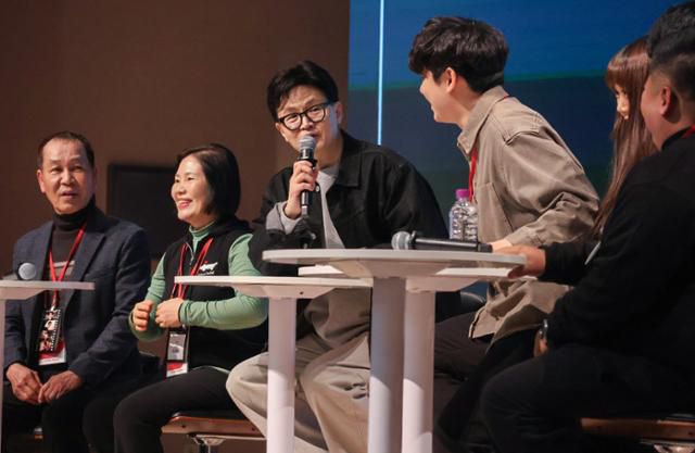 한동훈 국민의힘 전 대표가 21일 경기도 고양시 킨텍스에서 연 토크콘서트에서 참가자들과 대화하고 있다. 연합뉴스