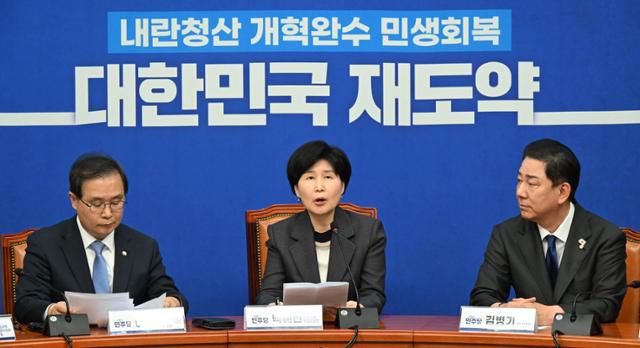 백혜련 더불어민주당 사법개혁특별위원장이 지난해 10월 20일 서울 여의도 국회에서 사법개혁안을 발표하고 있다. 고영권 기자