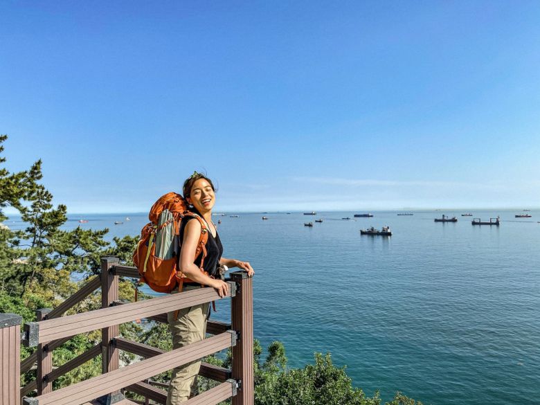 등산도 하고 청소도 하는 클린하이킹 그룹의 리더격인 ‘90년생 김강은씨’가 힐링과 환경보호 모두를 담보하는 부산5대 트레킹명소에서의 ‘위 케어 부산’ 캠페인에 동참했다.