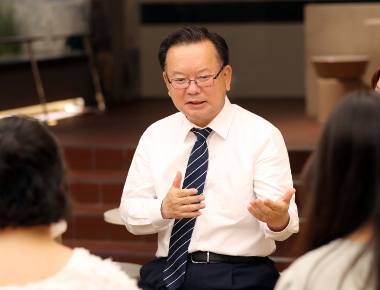 더불어민주당 차기 당 대표 선거에 나선 김부겸 전 의원이 16일 오후 청주시 청원구 문화제조창C에서 '워킹맘'(아이 키우는 직장 여성)과 대화를 나누고 있다. [연합]