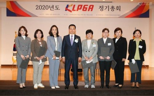2020년 정기 총회를 마치고 기념 촬영에 나선 김상열 회장(중앙) 등 KLPGA 신임 집행부. [사진=KLPGA]