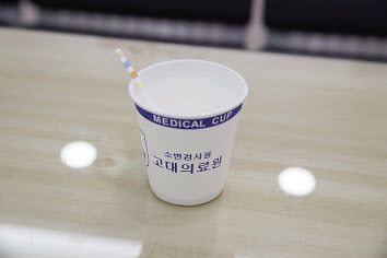 소변의 단백질이 증가하는 경우, 소변에 거품이 일게 되는데 이때 단백뇨를 의심해 볼 수 있지만 단백뇨는 단순히 거품만으로 진단할 수는 없고 소변검사를 통해야만 정확한 진단이 이루어집니다. 단백뇨가 있더라도 특별한 증상을 못 느끼다가 신체검사에서 우연히 발견되는 경우도 흔하지 않게 발견됩니다.