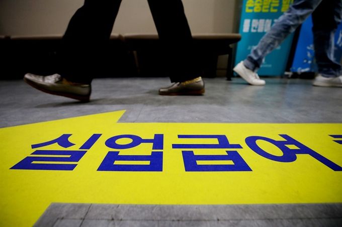 코로나위기로 수출이 추락을 거듭하면서 내수가 얼어 붙고 고용시장이 위축되고 있는 가운데 2월이후 지난 넉달간 주40시간 일자리 111만개가 사라진 것으로 나타났다. 사진은 한 실직자가 실업급여를 청구하기 위해 고용상담센터를 찾아가고 있는 모습 [헤럴드DB]