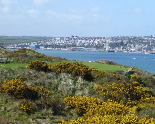 9번 홀 티박스 너머 카멜강과 패스토우 마을 전경.