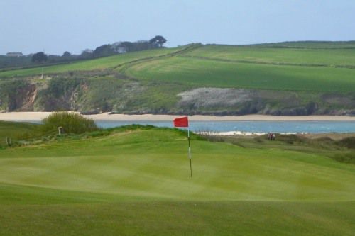 파4 14번 홀의 벼랑 위 그린과 카멜강 어귀.