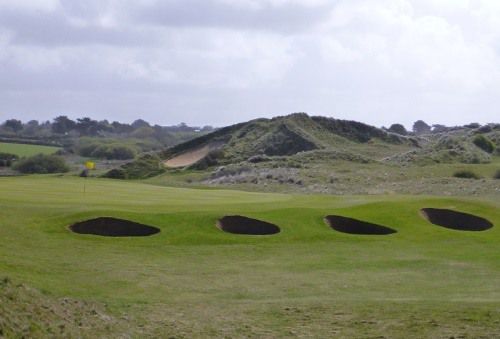 130야드 파3 8번 홀 그린 앞에 줄지어선 항아리 벙커들.