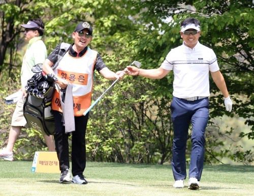 2017년 GS칼텍스 매경오픈에서 양용은의 캐디로 나서 화제가 됐던 이승철(왼쪽). [사진=KPGA]