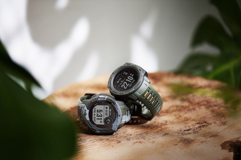 이밖에도 아웃도어에서 활용할 수 있는 다양한 기능을 지원한다. GPS · GLONASS · Galileo 등 다수의 글로벌 위성 시스템은 물론, 3축 나침반 및 기압 고도계가 탑재돼 정확한 위치 파악이 가능하다. 뿐만 아니라 러닝, 수영, 사이클링, 조정, 하이킹, 근력운동 등 30여가지 이상의 스포츠 액티비티를 지원한다. 10ATM(100미터) 방수등급을 갖췄으며, 물 속에서도 심박수를 측정해줘 유저가 어떤 액티비티를 하던 한층 더 정확한 활동 데이터를 제공해 준다.