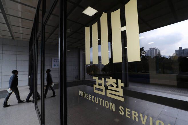 [헤럴드경제=뉴스24팀] 고(故) 박원순 전 서울시장의 전·현직 비서관들이 박 전 시장을 성추행 혐의로 고소한 피해자의 고충 호소와 부서이동 요청을 수년간 묵살했다는 의혹과 관련, 검찰에 고발됐다.