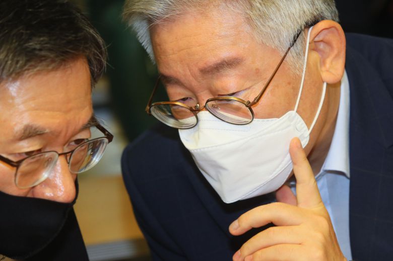 이재명 경기지사(오른쪽)가 23일 국회 의원회관에서 열린 '일본 경제보복 1년 소부장 기술독립 실현! 소부장 육성방안 경기도 정책토론회'에서 정성호 국회 예결위원장과 논의하고 있다. [연합]