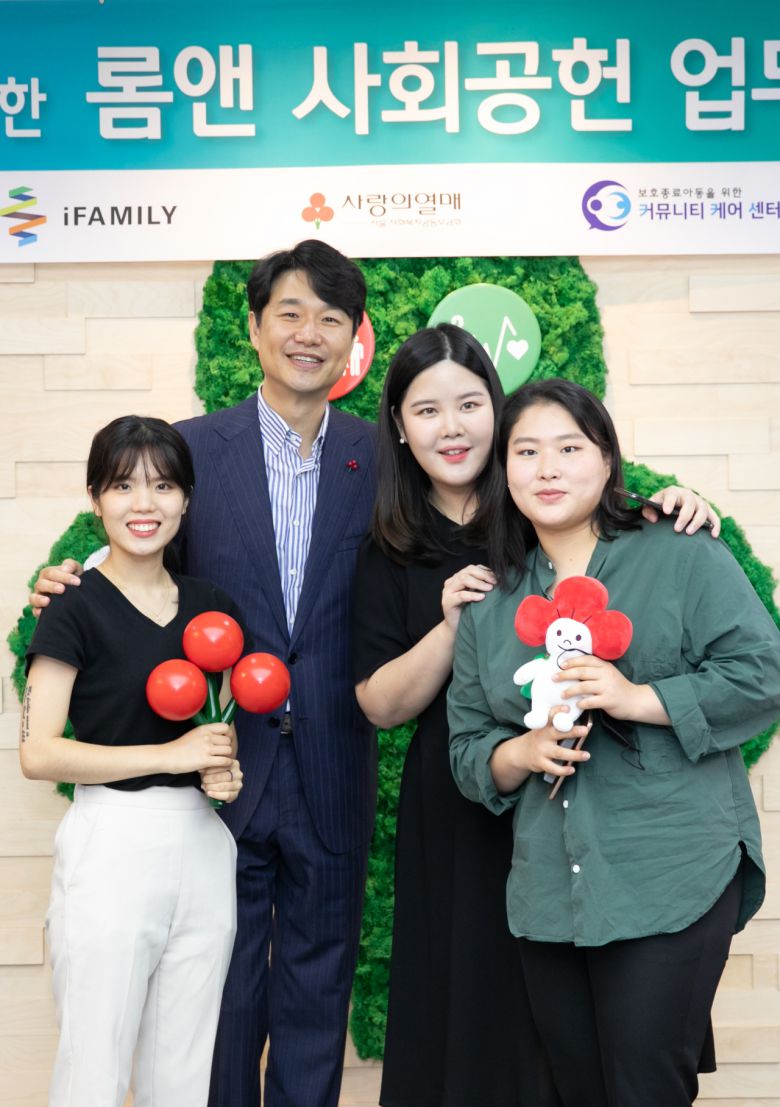 김 대표는 지난 2000년 창업하여 세계 최초로 자체 IT기술을 접목, 웨딩서비스산업 혁신을 이끌어오던 중 2016년, 민새롬을 영입하여 색조화장품 브랜드 ‘롬앤’을 새롭게 런칭, 한국은 물론 중국, 일본, 동남아시아 등 글로벌 시장에서도 가파른 성장세로 주목 받고 있는 대표 K-Beauty 브랜드가 되었다.