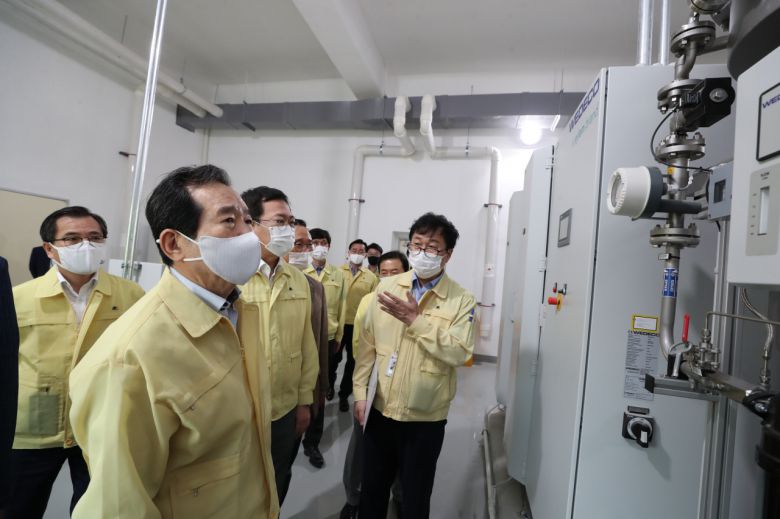 정세균 국무총리가 25일 인천 부평정수장 활성탄 흡착 시설물 앞에서 수돗물 유충 대응상황을 보고받고 있다. [국무총리실 제공］