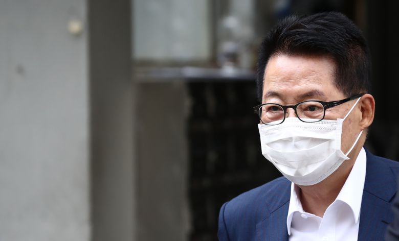 박지원 국가정보원장 후보자가 8일 오전 서울 영등포구 자택을 나서고 있다. [연합]