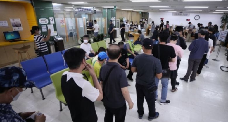 지난달 서울 중구 서울고용복지플러스센터를 찾은 구직자들이 실업급여설명회장에 들어가기 위해 줄지어 서서 차례를 기다리고 있다. [연합]