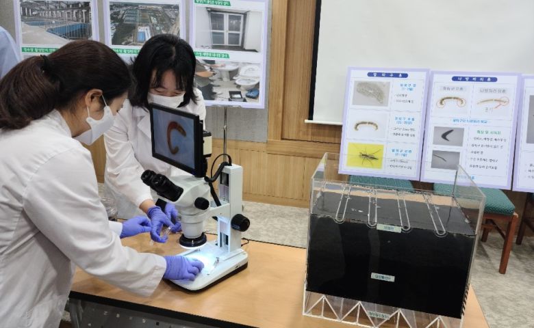 28일 서울시 상수도사업본부가 서울시청에서 기자설명회를 열고 최근 수돗물 유충 사태와 관련해 그간의 추진사항과 조사결과를 발표후 관계자들이 관련 유충 생태 특성 등을 설명하고 있다. [최원혁 기자/choigo@heraldcorp.com]