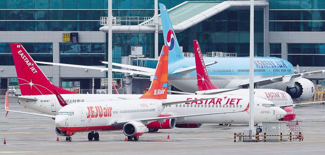 제주항공과 인수합병(M&A)이 무산된 이스타항공 향배에 투자업계 관심이 집중되고 있다. 딜 무산으로 법정관리 돌입이 유력시되는 가운데, 법정관리가 파산 수순이 되기보다는 새로운 딜을 유도하는 포석이 될 것이란 관측도 나온다.