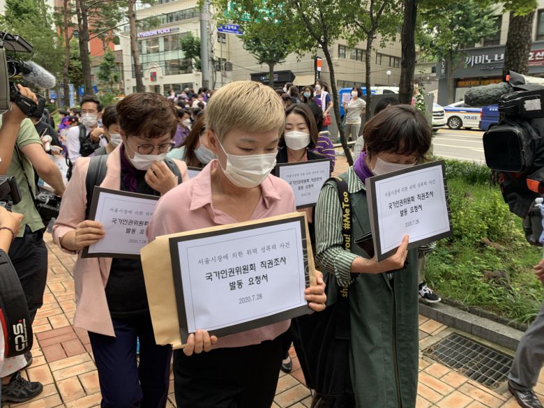 박 전 시장의 성추행 의혹 피해자의 법률대리인인 김재련 변호사(가운데)가 28일 오전 서울 중구 인궈위 앞에서 기자회견을 마친 뒤 직권조사 요청서를 제출하기 위해 인권위로 이동하고 있다. 신주희 기자/joohee@heraldcorp.com