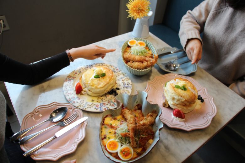 호텔에 가지 않아도 도심 한복판에서 특급 호텔의 음식과 서비스를 경험할 수 있는 외부 레스토랑이 늘고 있다. 브런치 맛집으로 꼽히는 신세계백화점 강남점 생활관 9층에 위치한 자주 테이블은 30~40대 여성들에게 인기가 높다. [신세계조선호텔 제공]