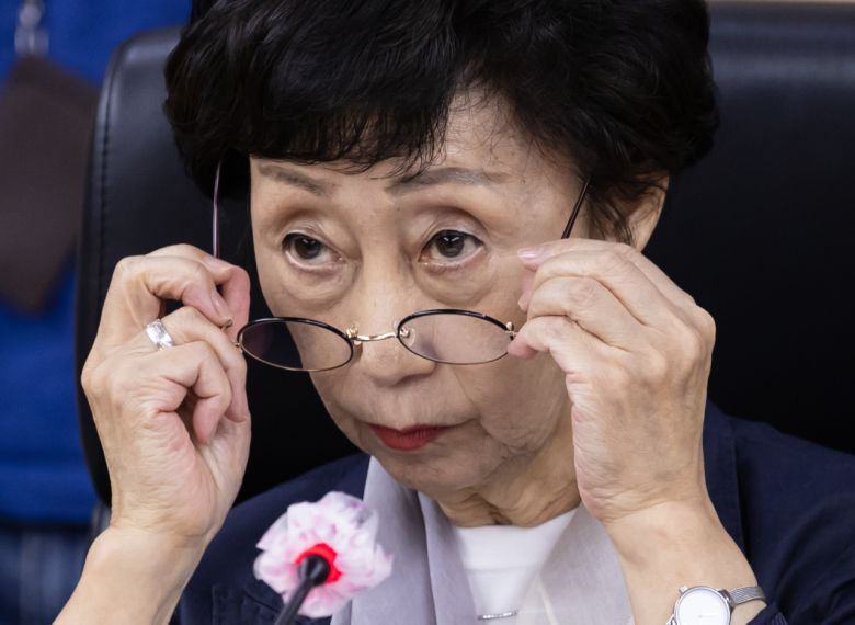 30일 오전 서울 중구 국가인권위원회에서 열린 제26차 상임위원회에서 최영애 국가인권위원장이 안경을 만지고 있다. [연합]