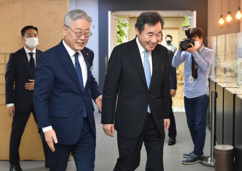 이낙연 더불어민주당 당 대표 후보와 이재명 경기지사가 30일 오전 경기도청에서 간담회를 가진 뒤 집무실로 이동하고 있다. [연합]