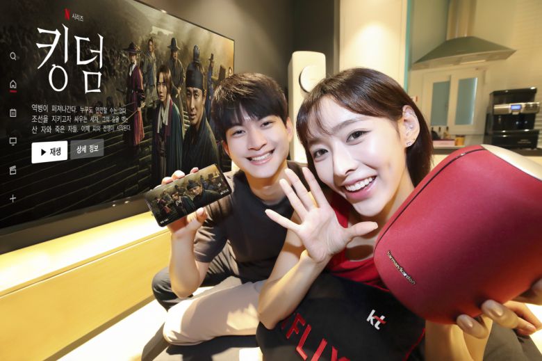 KT모델이 올레tv를 통한 넷플릭스 콘텐츠 서비스를 소개하고 있다. [KT 제공]