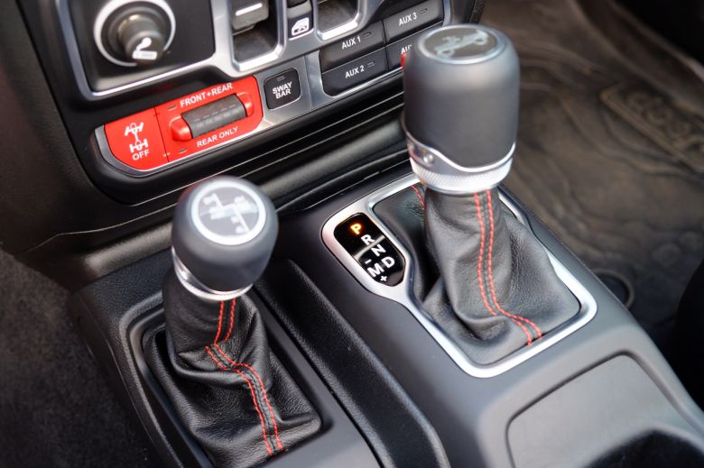 2륜부터 4륜과 저단기어까지 직관적으로 조절할 수 있는 레버도 마련돼 있다. 다양한 환경에서 주행 중 바로 체결할 수 있다. [정찬수 기자]