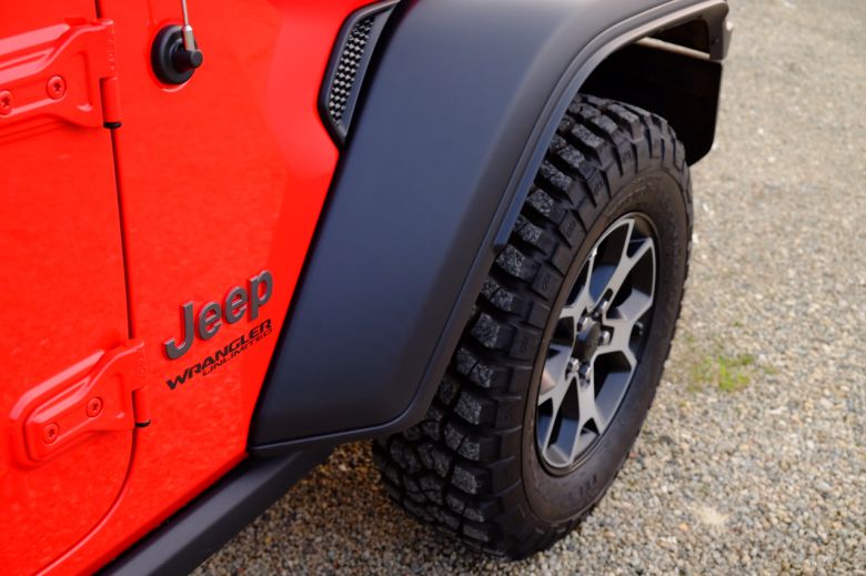 올드 감성을 느끼게 해주는 안테나 선과 곳곳에 배치된 랭글러만의 디자인 포인트가 눈을 즐겁게 한다. 타이어는 시각적으로 휠하우스보다 작아 보인다. 험난한 오프로드를 위한 운전자라면 인치업을 고려할 만하다. [정찬수 기자]