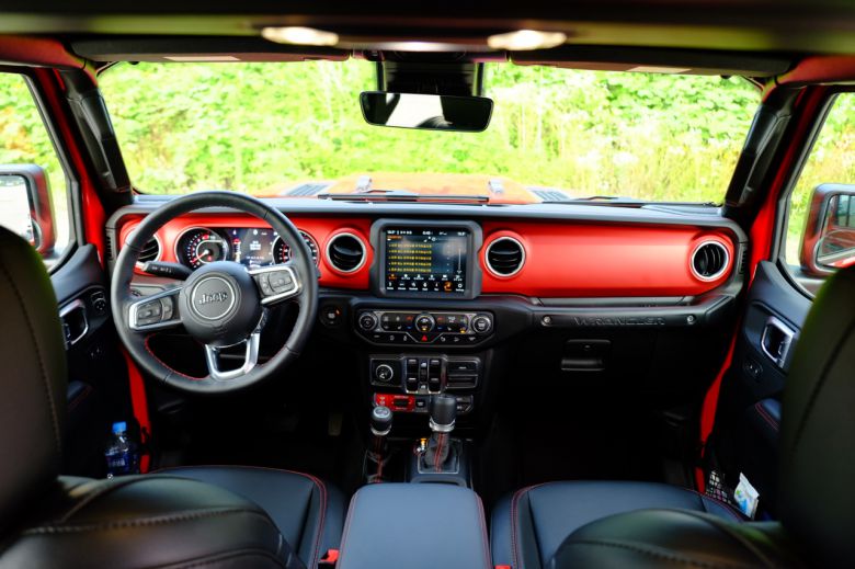 직각으로 선 대시보드와 그립감이 훌륭한 운전대는 아날로그와 디지털이 조합된 감성 넘치는 버튼과 조합돼 운전자에게 큰 만족감을 준다. 수납공간이 생각보다 적다는 것이 옥에 티지만, 불만은 없었다. [정찬수 기자]