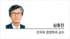 1977년 7월 1일 처음 시행된 우리나라 부가가치세법은 영세 자영업자의 납세 능력 등을 고려해 부가가치세 부담을 낮춰주려고 간이과세제도를 도입하고 있다. 2000년 7월 1일부터 직전 연도 연 매출액 4800만원 미만인 개인 자영업자에 대해서만 간이과세자로 분류하고 그 외는 일반과세자로 분류해 오고 있다.