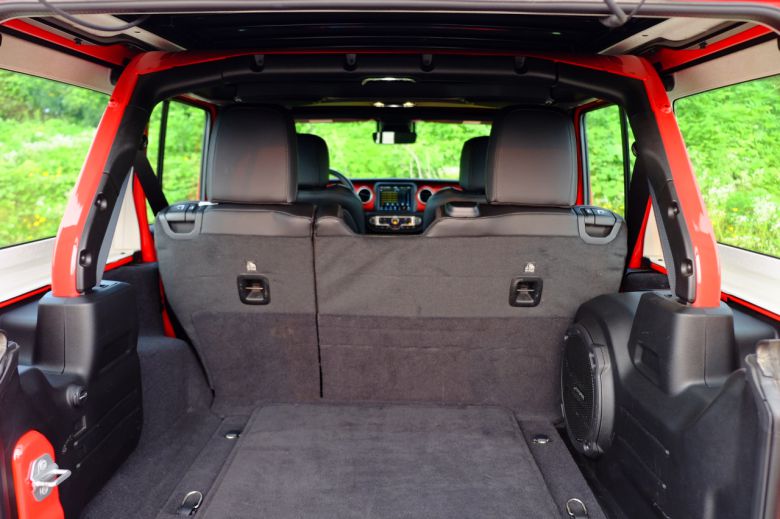 트렁크에서 2열로 이어지는 적재공간은 충분하다. 트렁크 아래 숨은 공간은 덤이다. 다만 좌우의 폭이 좁아 차박용으로 추천하기엔 다소 애매하다. [정찬수 기자]