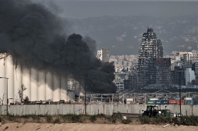 4000명이 넘는 사상자가 발생한 레바논 수도 베이루트 대규모 폭발 참사 현장의 모습. 검은 연기가 폭발 참사 현장인 베이루트항 상공을 뒤덮고 있다. [EPA]