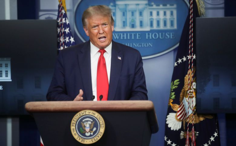 도널드 트럼프 미국 대통령이 4일(현지시간) 백악관 신종 코로나바이러스 감염증(코로나19) 태스크포스(TF) 브리핑에 참석 “미 군당국의 분석에 따르면 일종의 끔찍한 폭탄 공격으로 판단된다”고 말하고 있다. [로이터]