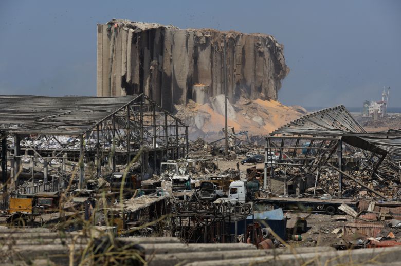 지난 4일(현지시간) 발생한 대규모 폭발 이후 아수라장이 된 레바논 베이루트 항구의 모습. 항구에 보관돼 온 질산암모늄이 이번 폭발 참사의 원인으로 지목되고 있는 가운데, 레바논 당국이 폭발 위험에 대한 수 차례 경고에도 별다른 안전조치 없이 위험을 방기한 정황이 드러나고 있다. [EPA]
