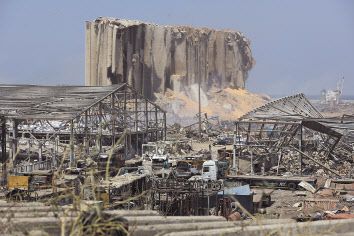 지난 4일(현지시간) 발생한 대규모 폭발 이후 아수라장이 된 레바논 베이루트 항구의 모습. 항구에 보관돼 온 질산암모늄이 이번 폭발 참사의 원인으로 지목되고 있는 가운데, 레바논 당국이 폭발 위험에 대한 수 차례 경고에도 별다른 안전조치 없이 위험을 방기한 정황이 드러나고 있다. [EPA]