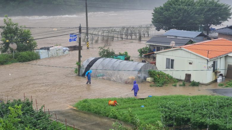이틀 동안 집중호우가 이어진 8일 전북 무주군 부남면 한 마을이 물에 잠겨 있다. [연합뉴스]