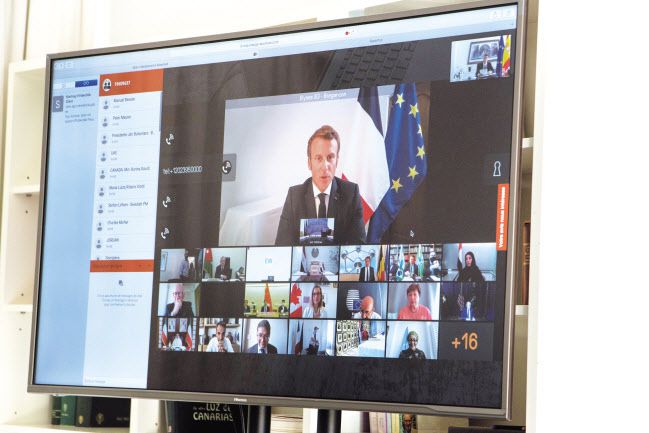 9일(현지시간) 대규모 폭발 참사가 발생한 레바논에 대한 지원을 위해 에마뉘엘 마크롱 프랑스 대통령의 주도로 국제 화상회의가 열렸다. 이날 회의에는 도널드 트럼프 미국 대통령, 미셸 아운 레바논 대통령을 비롯해 세계은행, 유엔, 국제적십자사 관계자들이 참석했다. [EPA]